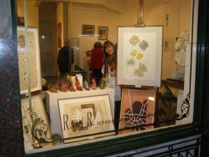 Muestra en vidriera.